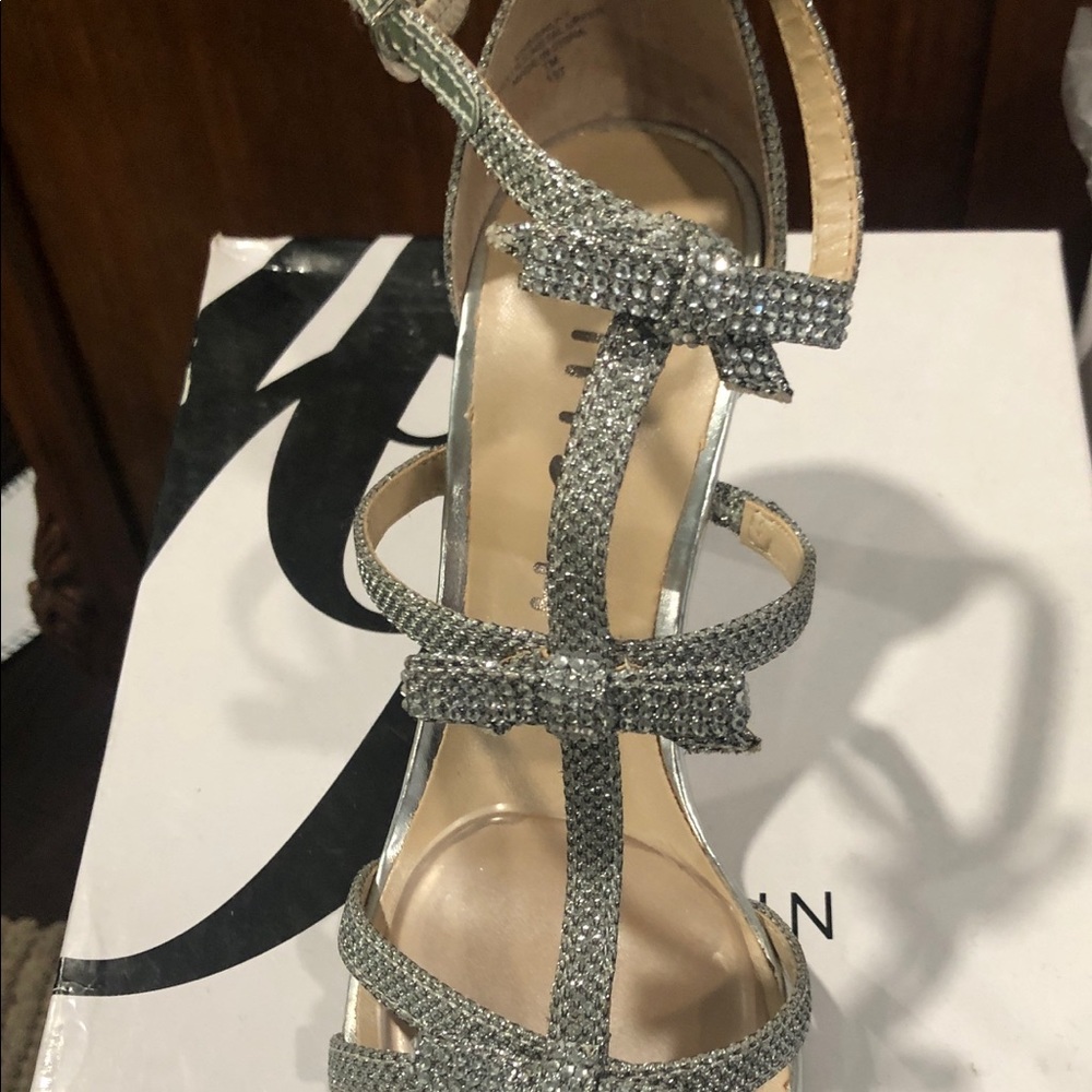 Heel shoes